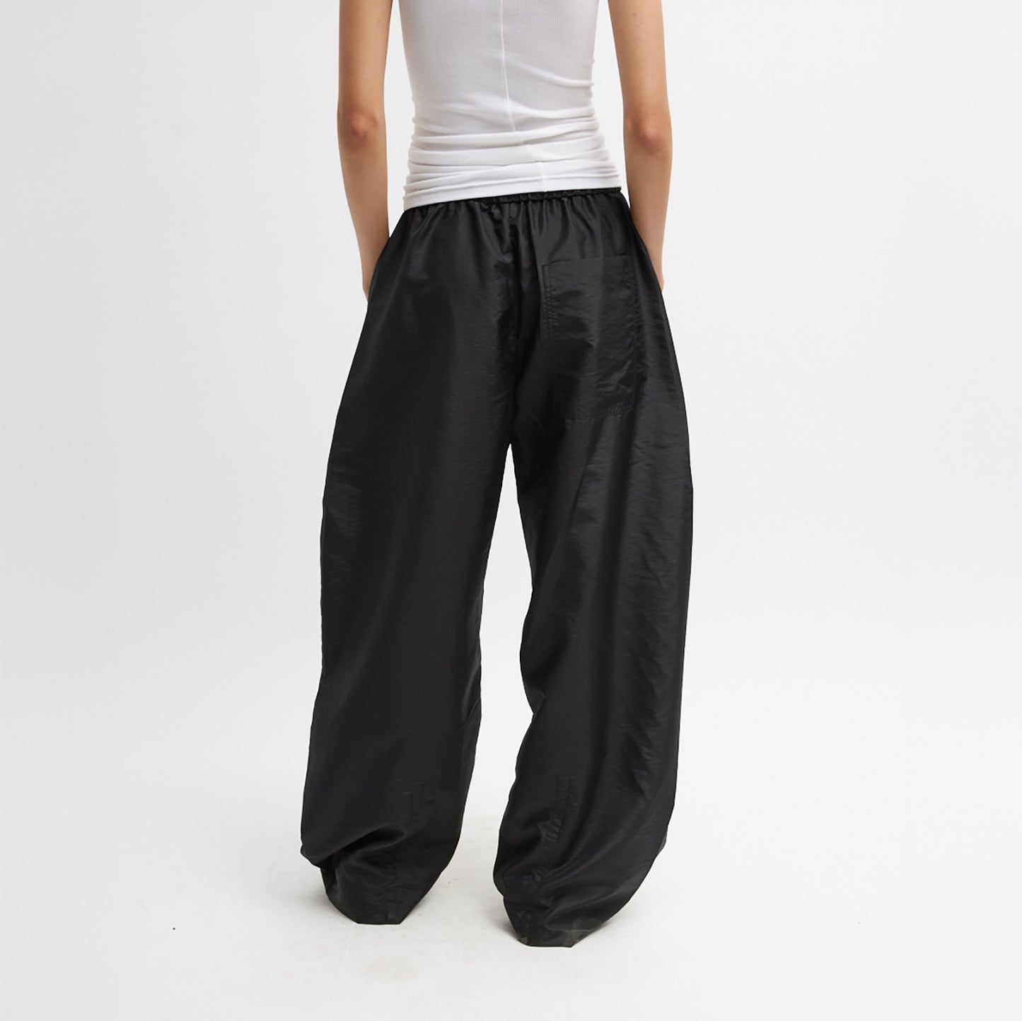 FUNDAMENTAL pull on pant with hem snaps Crispy nylon: 55% polyamide, 45% polyester Inseam: 26.75" Front rise: 15.5" (size M) Hips: 44.5" (size M) T000NN3345-BLK