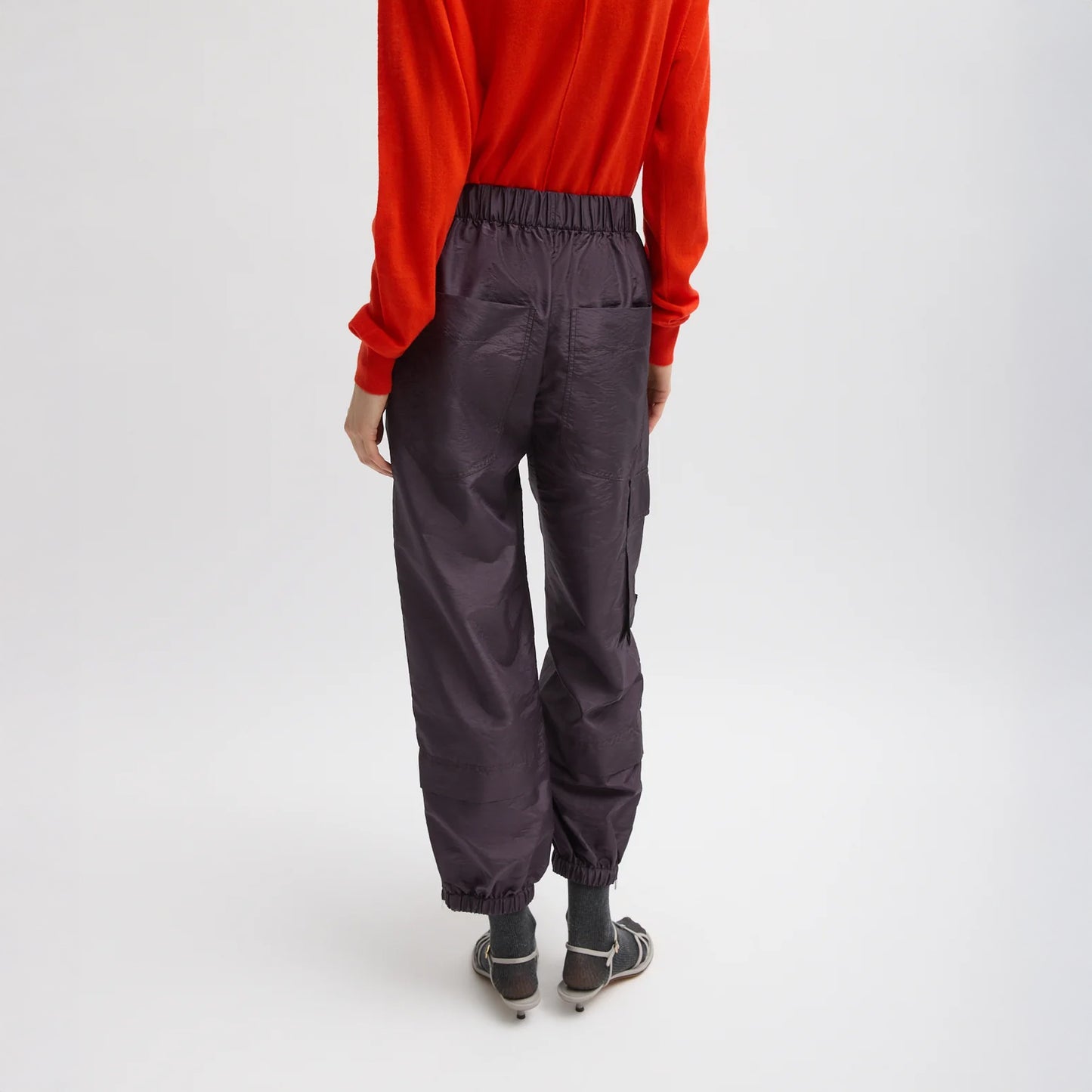 FUNDAMENTAL pull on pant with cargo pockets, side zippers and shin flap Crispy nylon: 55% polyamide, 45% polyester Inseam: 24.5" Front rise: 14.5" (size M) Hip: 44" (size M) Regular length T000NN3369