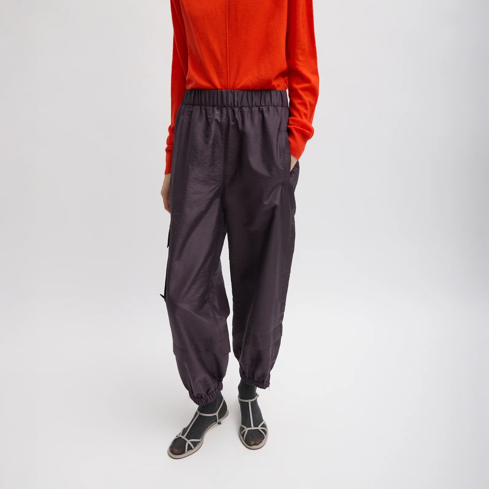 FUNDAMENTAL pull on pant with cargo pockets, side zippers and shin flap Crispy nylon: 55% polyamide, 45% polyester Inseam: 24.5" Front rise: 14.5" (size M) Hip: 44" (size M) Regular length T000NN3369