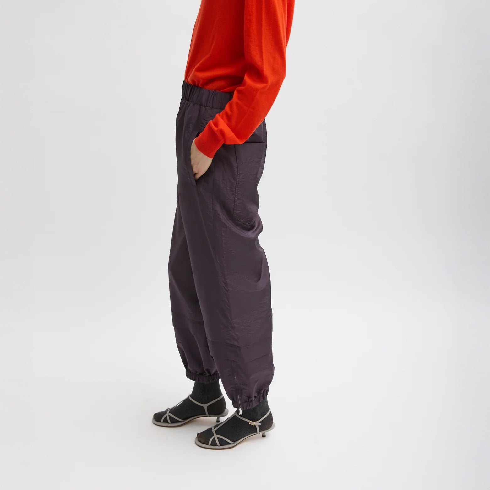 FUNDAMENTAL pull on pant with cargo pockets, side zippers and shin flap Crispy nylon: 55% polyamide, 45% polyester Inseam: 24.5" Front rise: 14.5" (size M) Hip: 44" (size M) Regular length T000NN3369