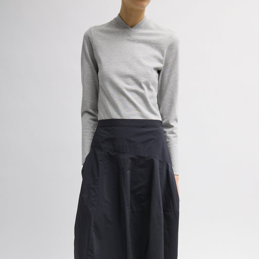 Perfectly shrunken long sleeve tee with a neckline in a classic v-shape, but with the tighter circumference of a crewneck. Fabric composition: 100% cotton Bust measurement: 32" (size small) Body length: 15.8" (size small) We suggest going up a size in thi