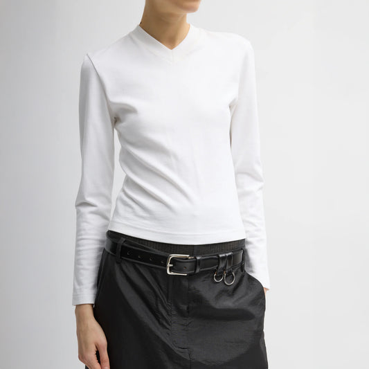 Perfectly shrunken long sleeve tee with a neckline in a classic v-shape, but with the tighter circumference of a crewneck. Fabric: 100% cotton T000PS7818