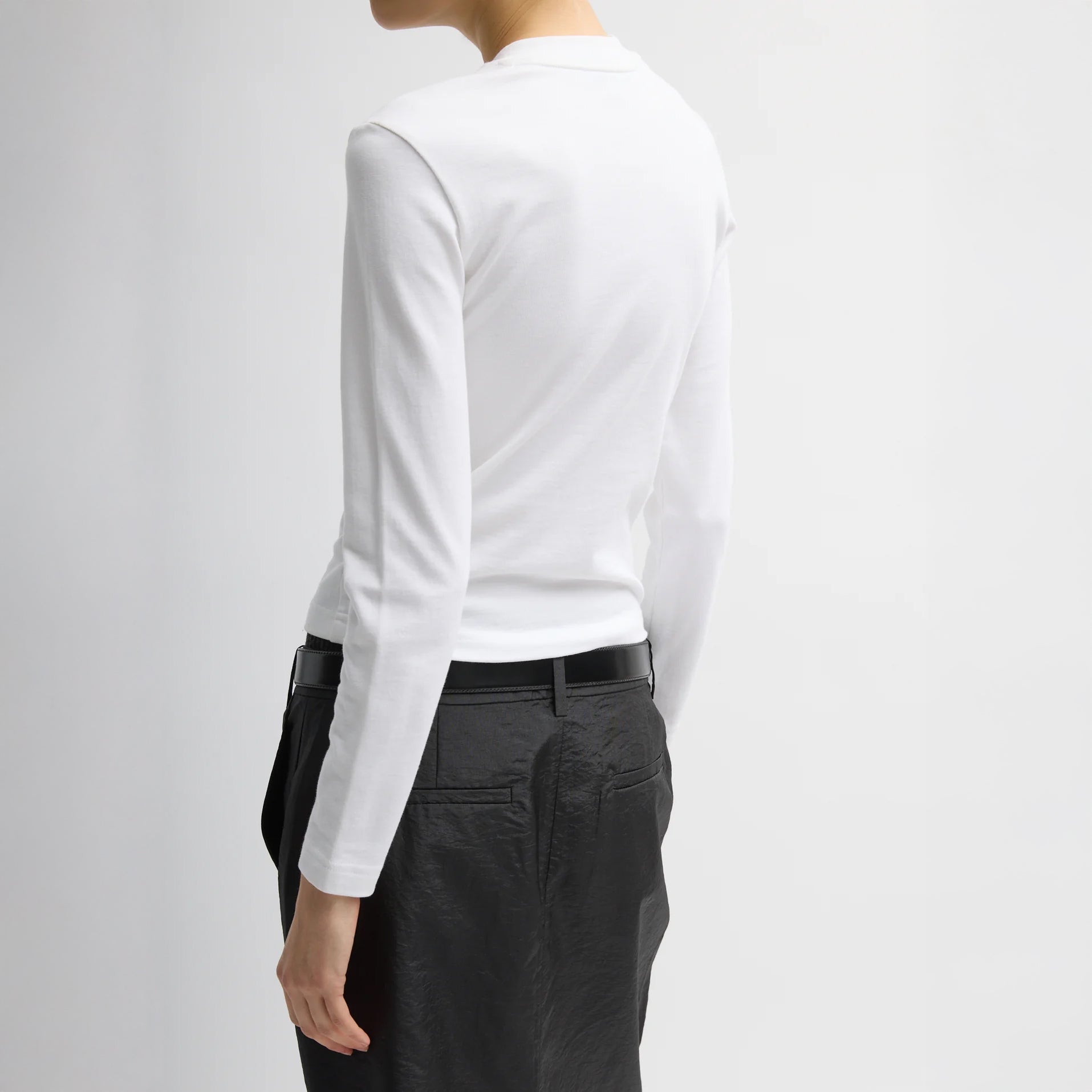 Perfectly shrunken long sleeve tee with a neckline in a classic v-shape, but with the tighter circumference of a crewneck. Fabric: 100% cotton T000PS7818