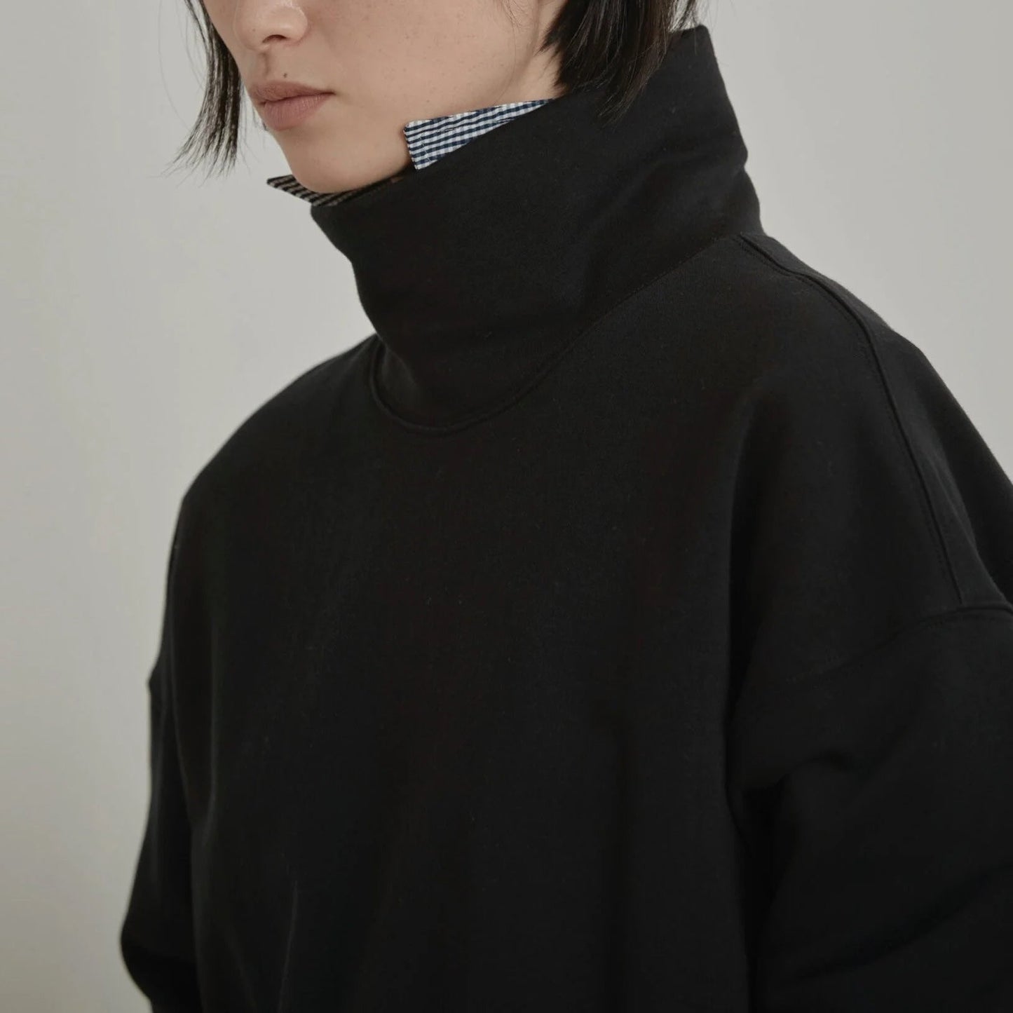 Tune Turtleneck Sweatshirt in Black